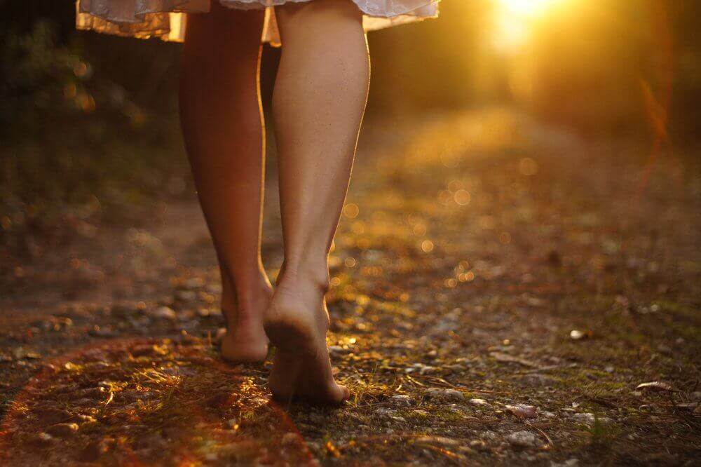Femme-marchant-pieds-nus