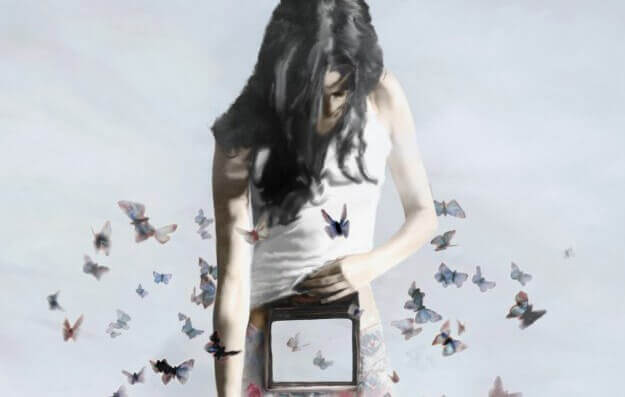 Femme-ouvrant-cage-papillons-1