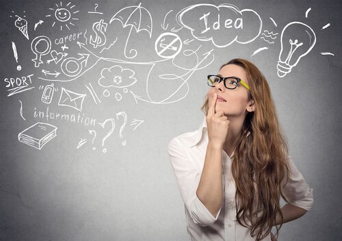 Femme-pensant-a-ses-projets