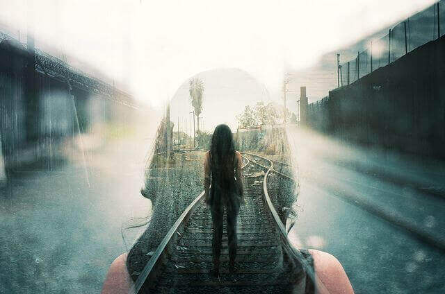 Femme-voie-du-train