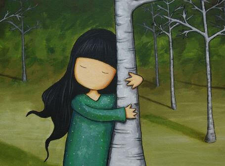 Fille-entourant-tronc-d'arbre
