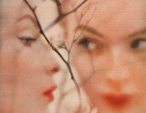Visages-de-profil-et-de-face-de-femmes