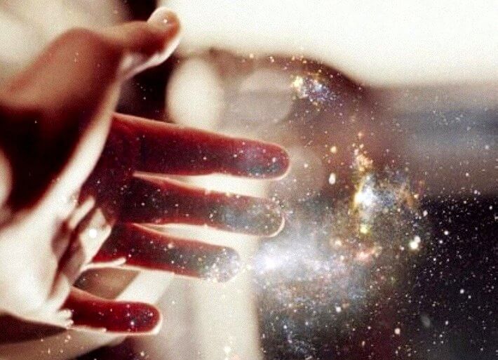 mano-tocando-haz-de-luz