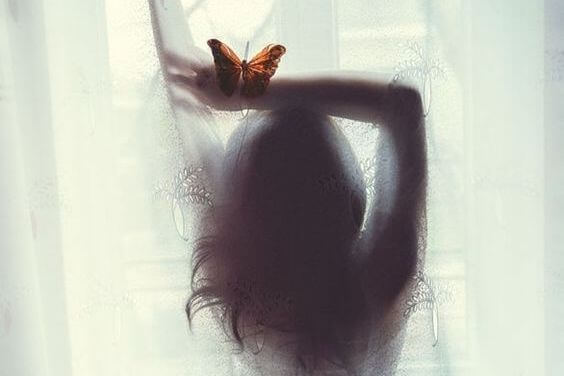 mujer-con-mariposa