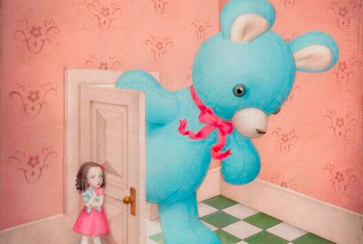 niña-abriendo-puerta-oso-gigante