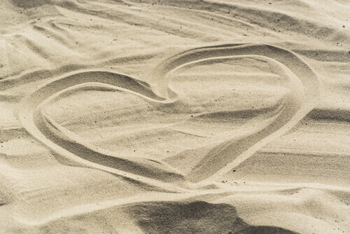 coeur-dessine-dans-le-sable