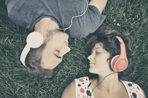 couple-ecoutant-de-la-musique