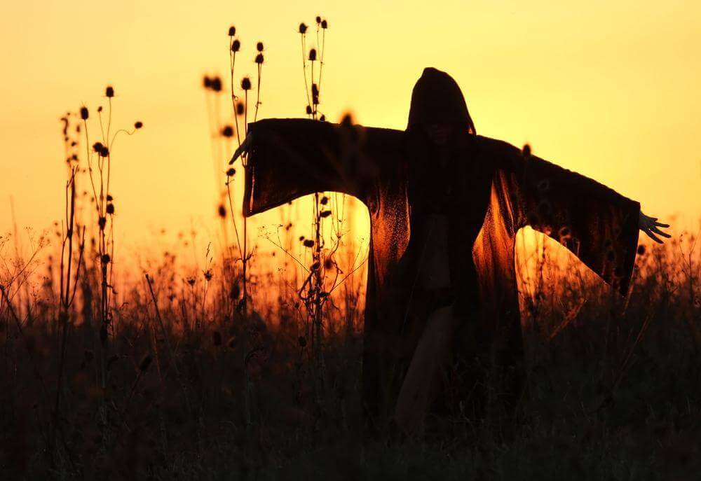 mujer-con-una-capa-al-atardecer