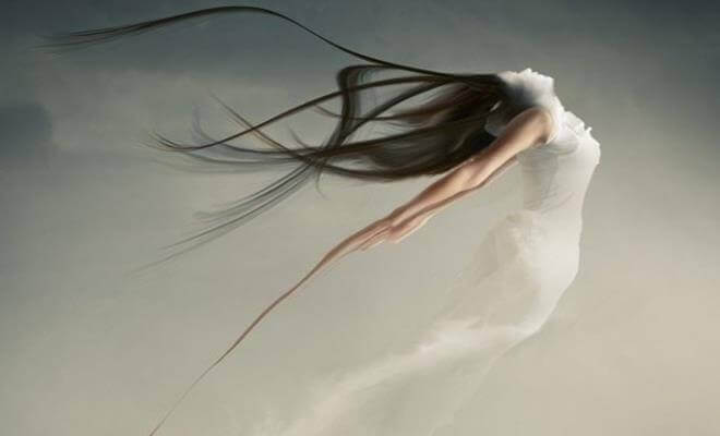 mujer-con-vestido-blanco-emitiendo-un-grito