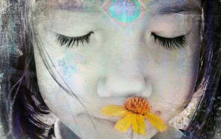 niña-con-flor-amarilla-sacando-lo-mejor-de-sí-misma