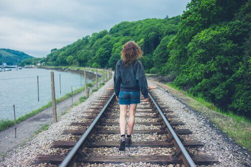 chica-esperando-tren