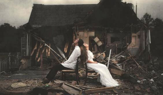 couple-devant-maison-detruite