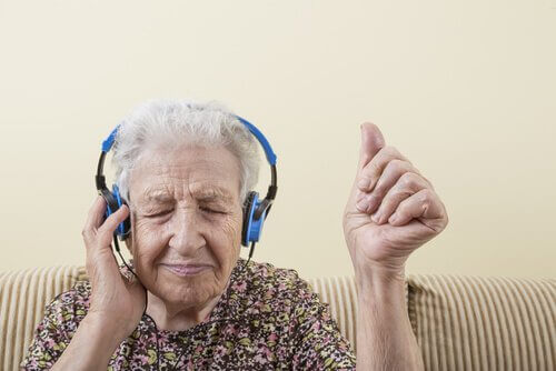 femme-agee-ecoutant-de-la-musique