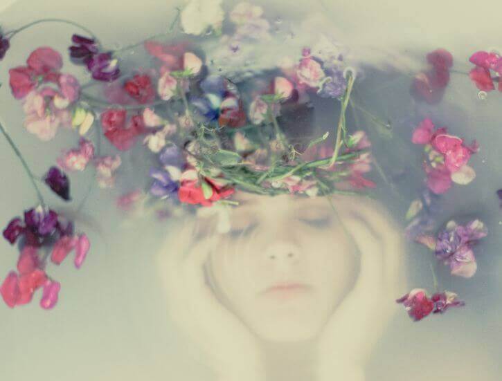 femme-dans-leau-avec-couronne-de-fleurs