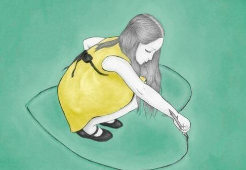 femme-dessinant-coeur-sur-le-sol
