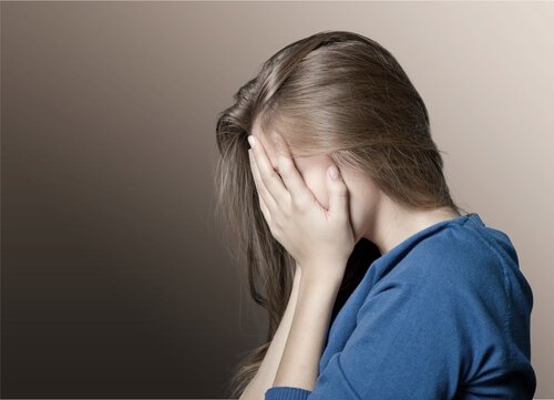femme-mains-sur-le-visage