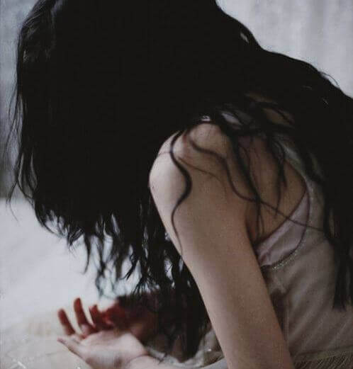 femme-penchee-se-regardant-les-mains