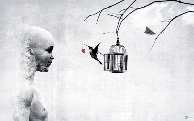 femme-regardant-une-cage-avec-un-oiseau