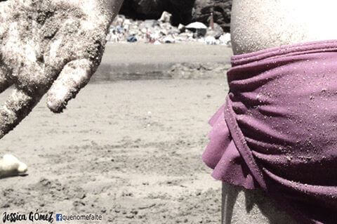 fille-jouant-sur-la-plage