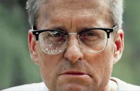 hombre-con-los-cristales-de-las-gafas-rotos