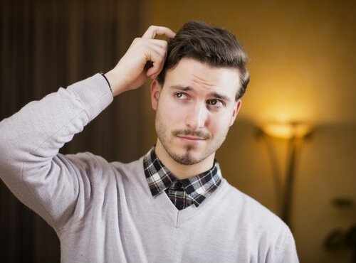 hombre-que-miente-rascandose-la-cabeza