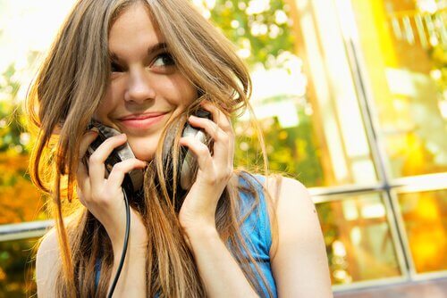 jeune-fille-ecoutant-de-la-musique