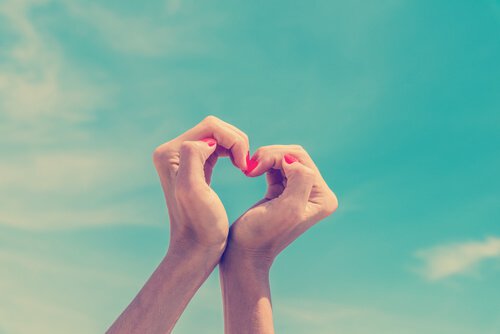 mains-faisant-un-coeur