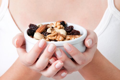 mains-femme-fruits-secs