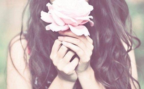mujer-con-una-rosa-en-sus-manos