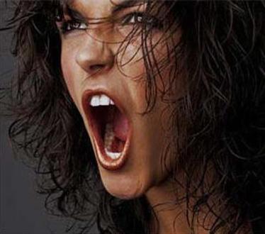 mujer-gritando-fuerte