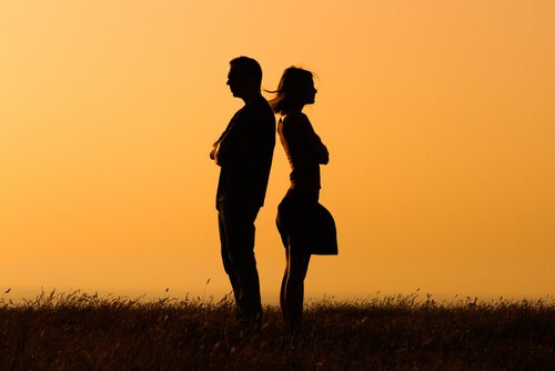 pareja-dandose-la-espalda
