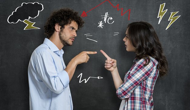 pareja-discutiendo-de-pie