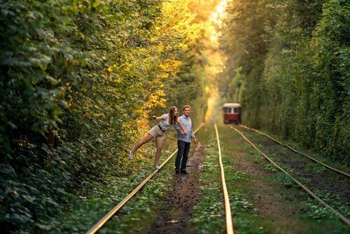 pareja-esperando-un-tren