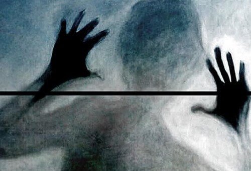 sombra-de-una-persona-tras-un-cristal