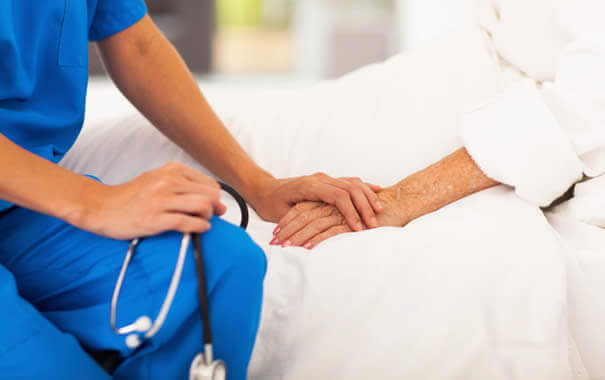 infirmiere-soccupant-dun-patient