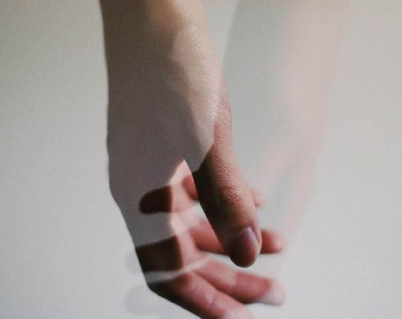 mains-reelle-et-transparente-enlacees