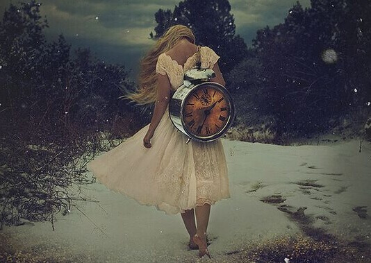 mujer-cargando-reloj-e1464251655353