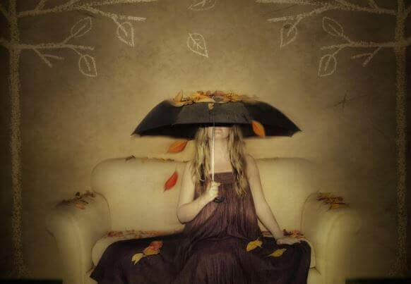 mujer-cubriendose-con-un-paraguas