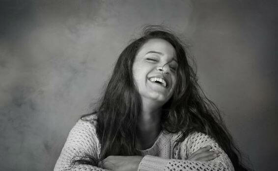 mujer-sonriendo-en-blanco-y-negro