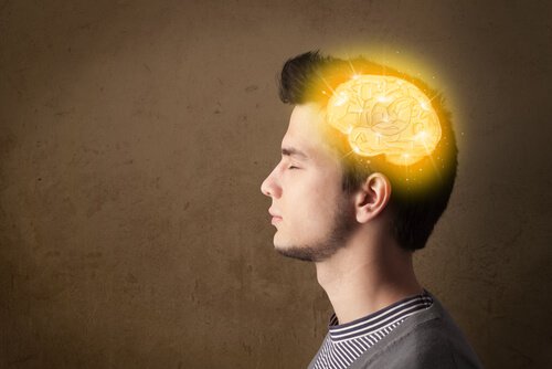 adolescente-con-el-cerebro-iluminado-1