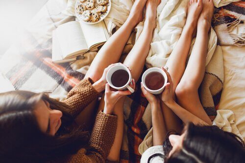 amigas-hablando-mientras-meriendan