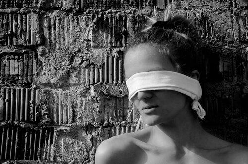 femme-bande-sur-les-yeux