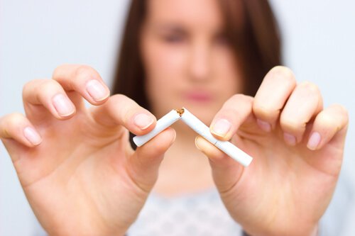 femme-coupant-une-cigarette