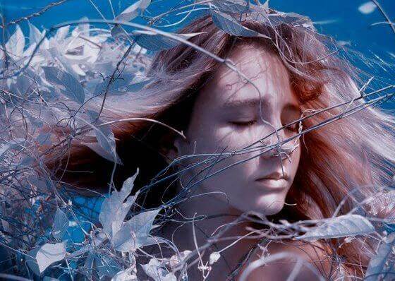 femme-emmelee-dans-les-feuilles