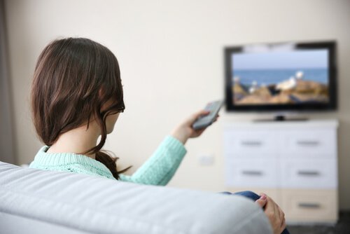 femme-regardant-un-film