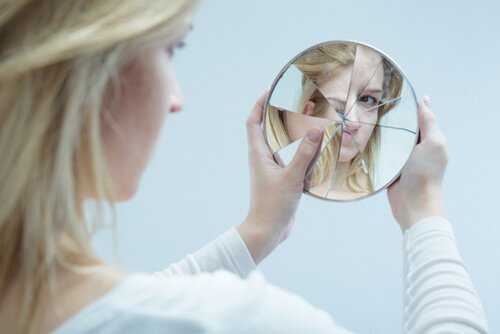 femme-se-regardant-dans-un-miroir