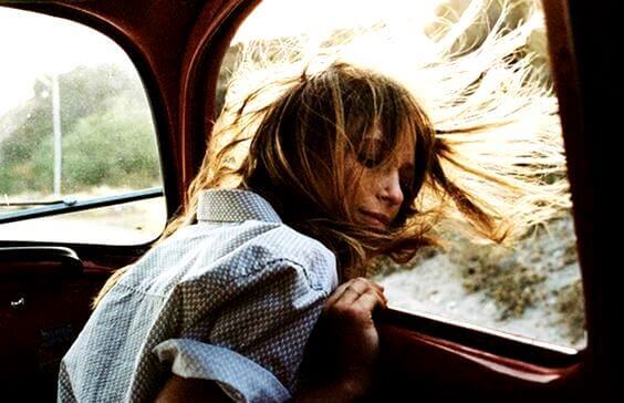 fille-dans-une-voiture