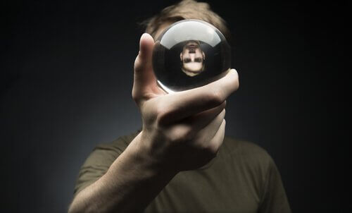 homme-avec-une-boule-de-cristal-dans-la-main