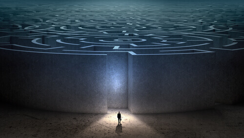 homme-dans-un-labyrinthe