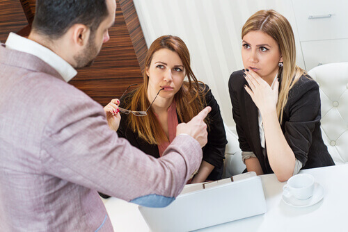 jefe-criticando-a-sus-empleados
